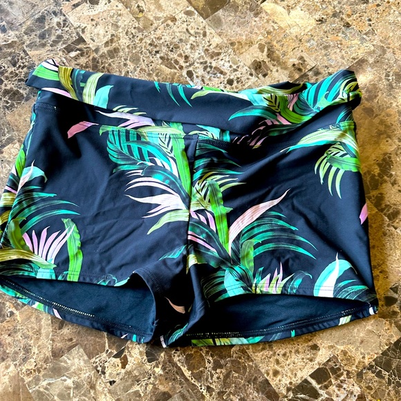 Cute swim or athletic shorts - Picture 1 of 3